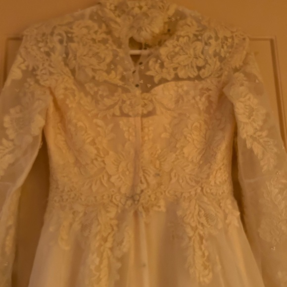 Ivory wedding gown. Size 6 - Picture 4 of 13